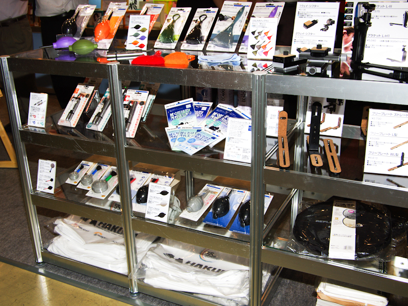 <b>ブロアーやL型ブラケットなどの各種用品も展示した</b>