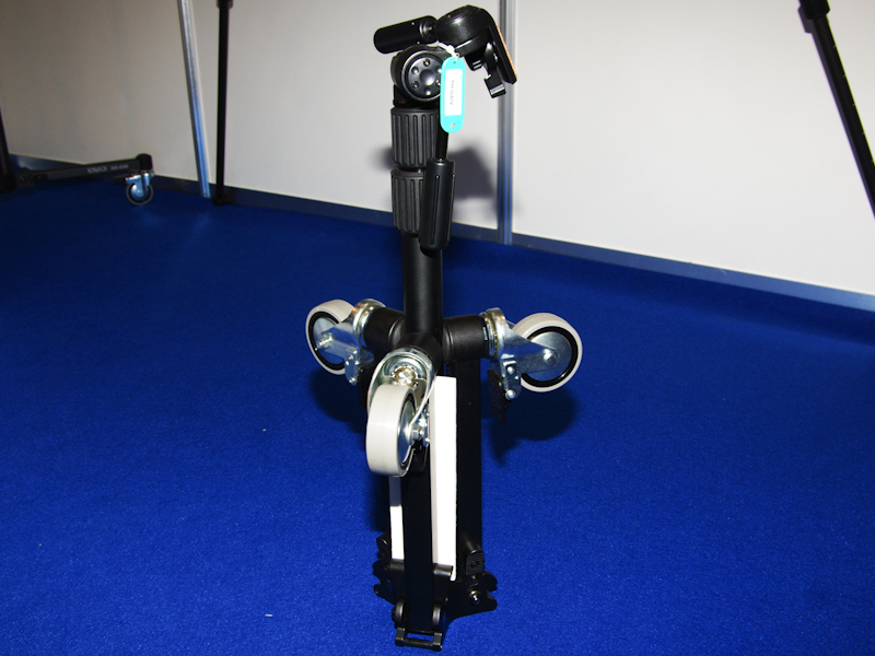 <b>ポールを縮め、脚部分を折り畳んだところ</b>