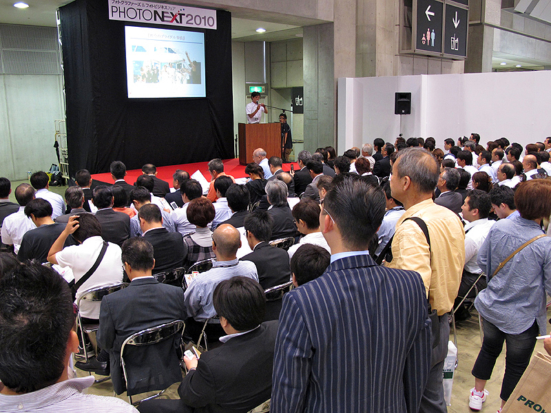 <b>来場者数もまずまずの様子。センターステージの講演も盛況だった</b>