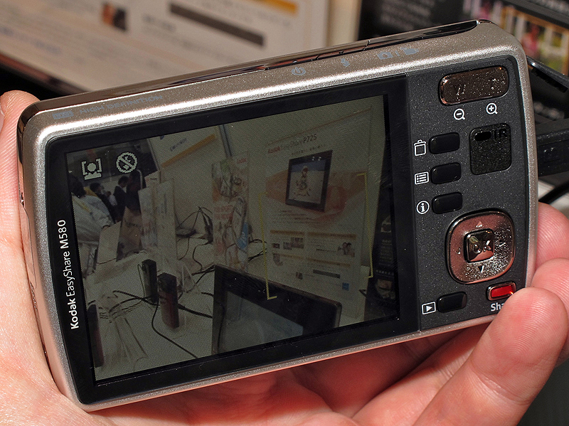 <b>液晶モニターは3型。タッチ式ではない</b>