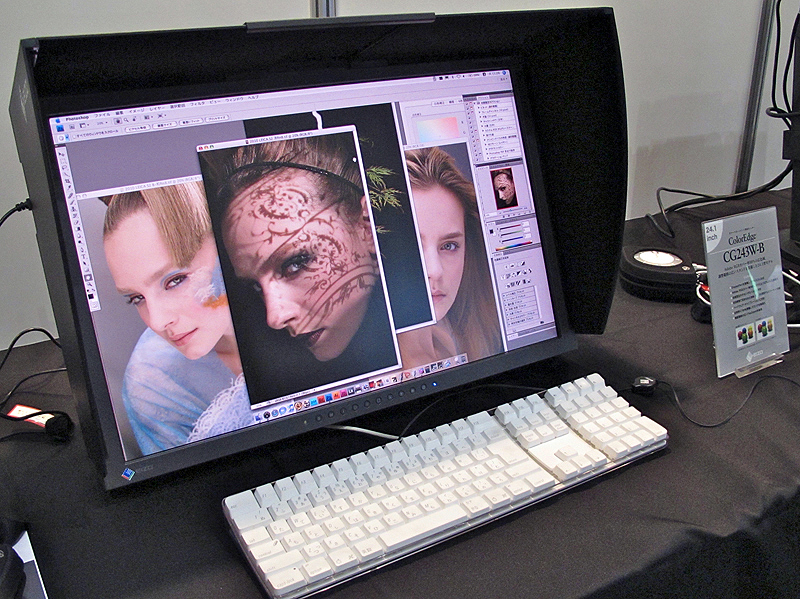 <b>ColorEdge CG243W-B。ディスプレイを一番下まで下げたところ</b>