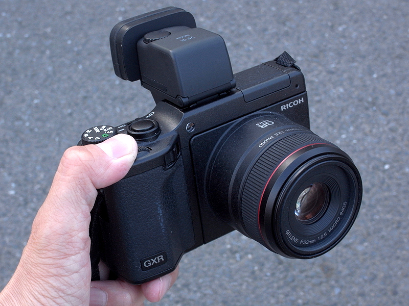 <b>現在“スナップ用カメラ”として使用している、ぼくのリコー「GXR」+「A12ユニット」。外付けEVF「VF2」をさらに見やすくするため、倍率アップの改造を施している。ほかにリコー独自の「マイセッティング」を、自分の撮影スタイルに合わせカスタマイズしている</b>