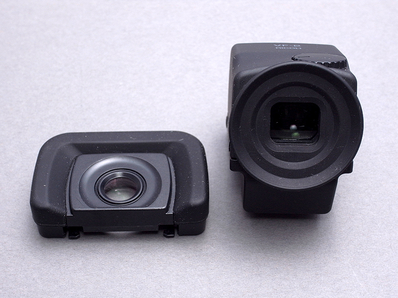 <b>そこで、アイカップを手持ちのフォーサーズ用と交換しようと思ったのだが、どうせならファインダー倍率の増加も兼ねて、パナソニック製マグニファイアーアイカップ（左、<a href="http://dc.watch.impress.co.jp/docs/review/labo/20090715_302230.html"><u>こちらの記事で紹介済</u></a>）を使用することにした</b>