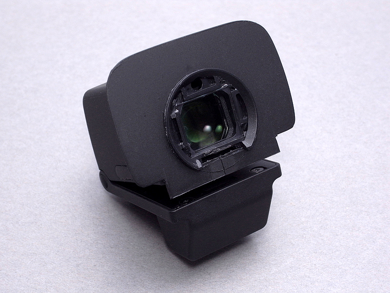 <b>塩ビ板のオリジナルパーツを、VF-2のアイカップ取り付け部に、はめ込むように取り付ける</b>