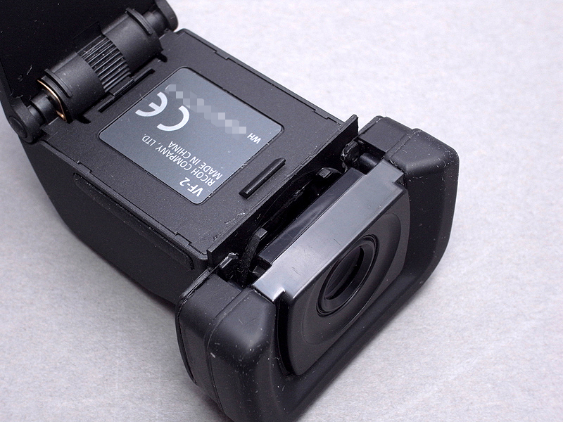 <b>マグニファイアーアイカップの下部には、ご覧のような隙間ができてしまうため……</b>