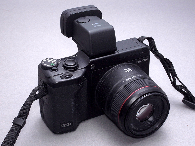 <b>改造VF-2を取り付けたGXRを前から見たところ。“チョンマゲ”と揶揄されることもある外付けEVFだが、よけいチョンマゲっぽくなった感がある。まぁ、これも無骨な格好良さと思えばいいだろう</b>