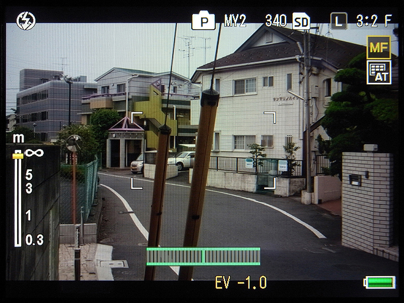 <b>ちなみに「MY2」は基本的に「MY1」と同じだが、露出モードをプログラムオートに設定している。夕方近くなり光量が落ちると「MY2」に切り替えて撮影する。被写界深度が浅くなりがちなので、AFに切り替えて撮影することが多い</b>