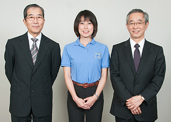 <b>左から会長の苅谷道郎氏、宇宙飛行士の山崎直子氏、社長の木村眞琴氏</b>