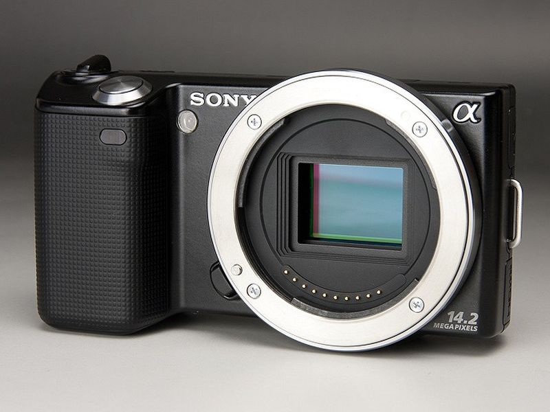 <b>マウント面のすぐ背後に撮像素子。一般のデジタル一眼レフカメラなら、撮像素子の手前にミラーがあって、AFセンサーまで光を導いてくれる</b>