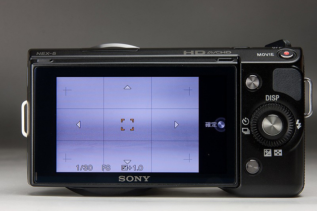 <b>「メニュー」→「カメラ」→「オートフォーカスエリア」と選択すると、AFの選択ができる。フレキシブルスポットを選べば、自由な位置にピント位置を移動できる。三脚を使ったマクロ撮影時などに便利</b>