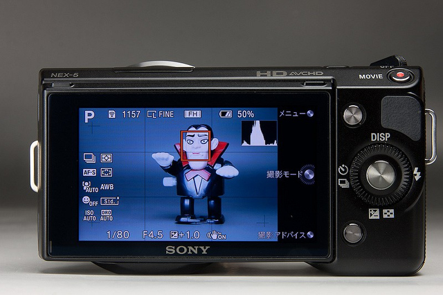 <b>iAUTO撮影時と、オートフォーカスエリアでマルチを選んだ場合に顔検出AFが動作する</b>