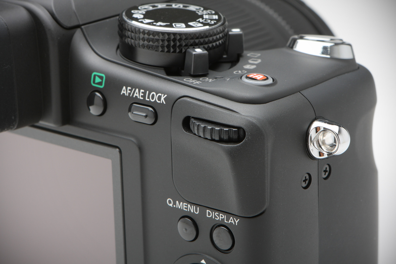 <b>コマンドダイヤルは背面部のみに備わる。他のGシリーズ同様、ダイヤルを押し込むことで、設定する項目の変更ができる</b>