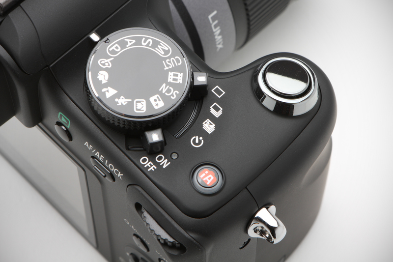 <b>カメラ右上部は、動画撮影ボタンが無くすっきりとした。静止画メインであれば、こちらのほうが不用意に押すことがなく使い勝手はよい</b>