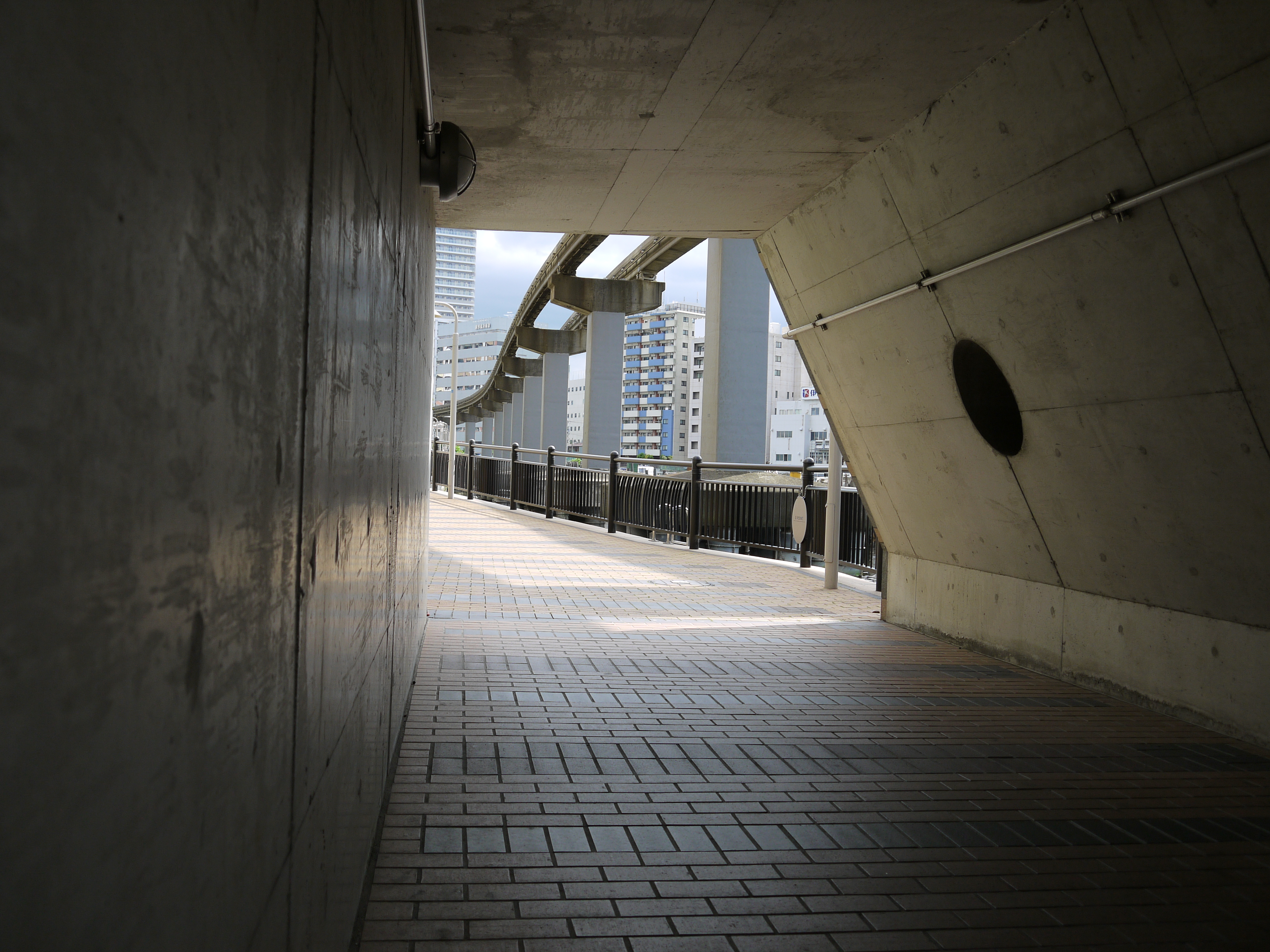 <b>暗部補正：中</b>