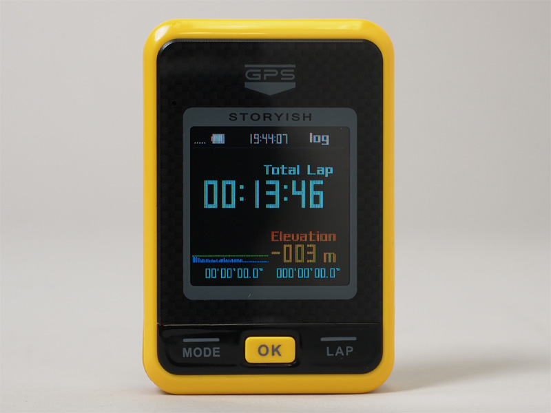 <b>正面に有機ELモニターと3つのボタンを装備</b>