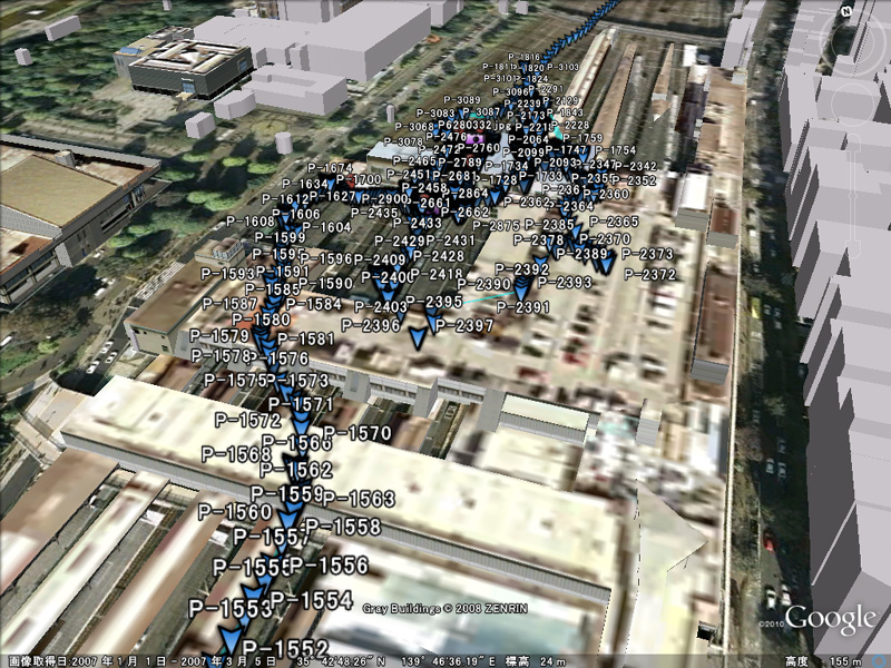 <b>乗り換えで滞在した駅でのログ。青いマークが個々の記録ポイント（1秒間隔）</b>