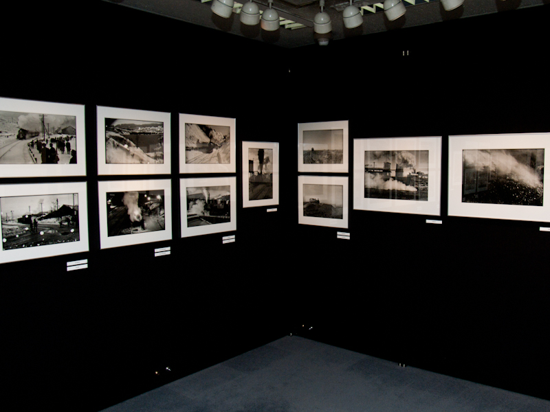 <b>線路の幅は1ｍ強で、車両幅は3ｍを超すので、近づきすぎると危険なのだ。ある撮影で、年配の人に「危ないですよ」と注意すると、「オレは大丈夫だ。お前はいつから写真を撮ってるんだ」と言い返されたそうだ。覚えがある人は、しみじみと反省するように</b>