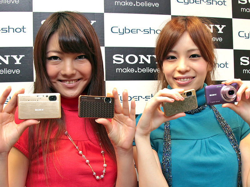 <b>サイバーショットの新モデル。左からDSC-TX9、DSC-T99D（ブラウン）、DSC-T99D（ゴールド）、DSC-WX5</b>
