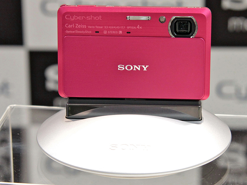 <b>DSC-TX9をパーティーショットに装着するとスイングパノラマ画撮影できる。その際、パーティーショットのファームウェア更新などは不要。なお、3Dのパノラマ撮影には対応していない</b>