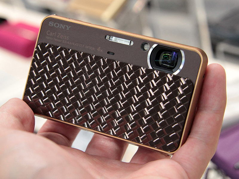 <b>ブラウン。革の網目模様をモチーフにした</b>