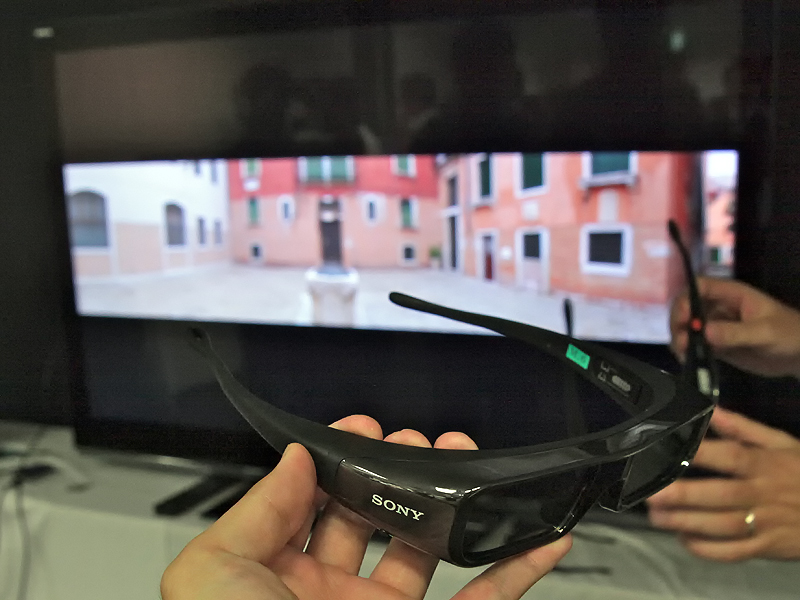 <b>会場でも3Dのデモを実施。専用眼鏡をかけると、はっきりとした立体視が可能だった</b>