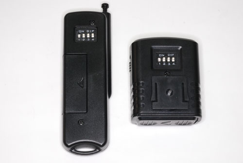 <b>受信機の裏面にはホットシューを備える</b>