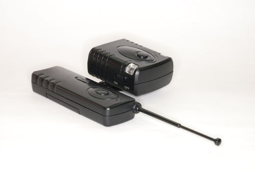 <b>ワイヤレスリモコン。送信機（左）と受信機（右）</b>