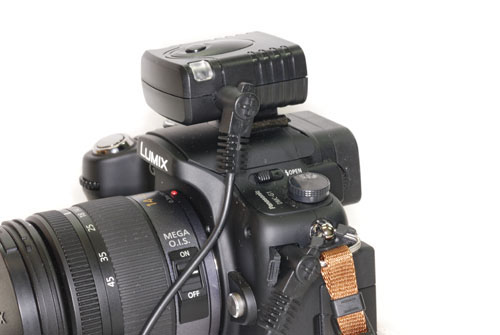 <b>受信機をカメラに装着したところ</b>