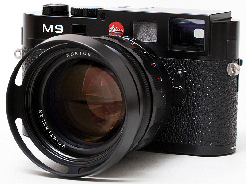<b>スリット入りフード「LH-7」を装着。ライカM9とよく似合う。1万2,600円と高価だが、ライカユーザーならおすすめしたい</b>