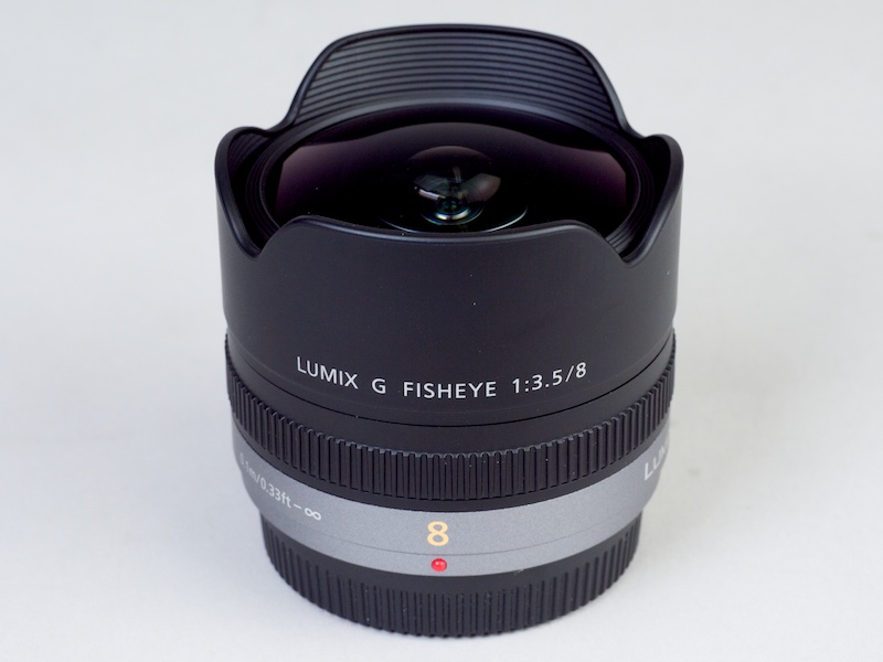 <b>レンズフードは組み込み式。一桁のライカ風焦点距離表記が新鮮だ</b>