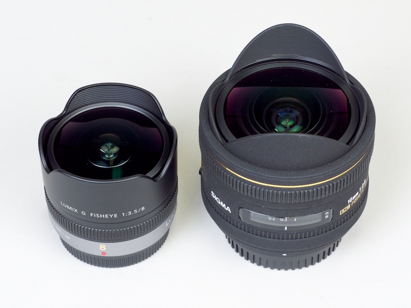 <b>APS-Cサイズ用の10mm F2.8 EX DC Fisheye HSM（右）と比較</b>