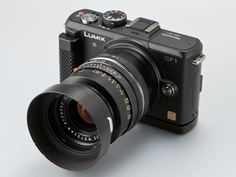 <b>ライカRレンズは見た目よりもズシリと重い。こういうレンズは後付けグリップがあると助かる</b>