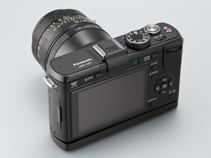 <b>GFグリップは三脚穴に取り付けるため、ボディの背丈が7mmほど高くなる</b>