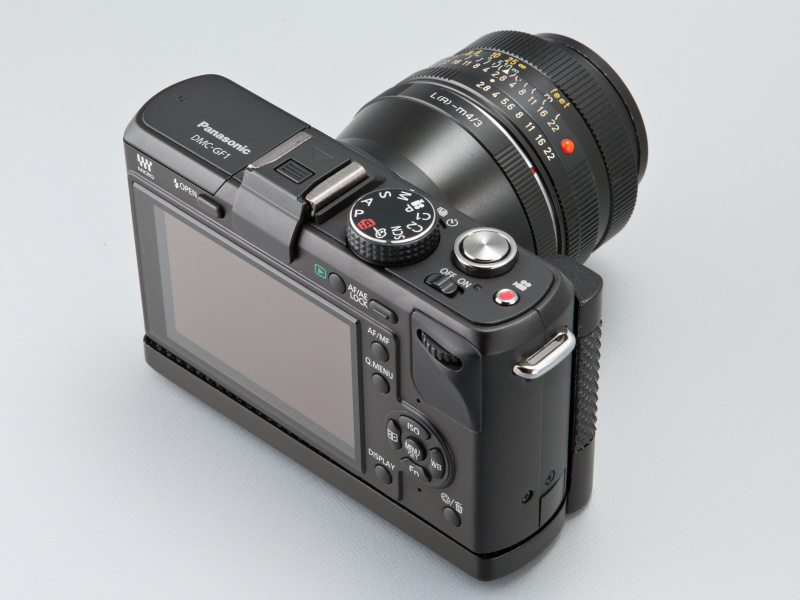 <b>GF1専用設計になっているため、ボディラインにフィットしてスマートな外観だ</b>