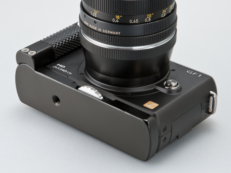 <b>前面のダイヤルで三脚穴に固定する。グリップ底面には別途三脚穴が設けてある</b>