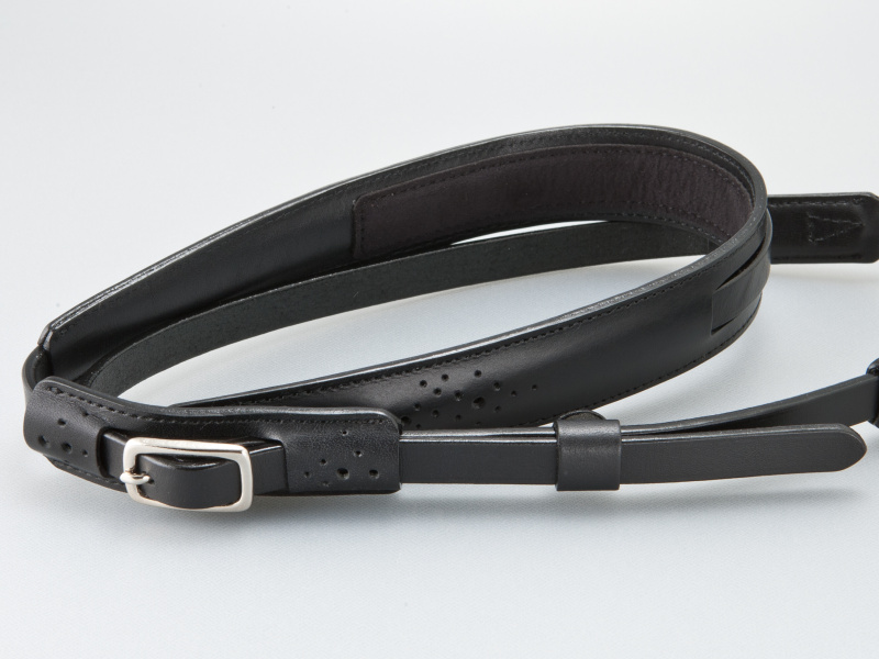 <b>厚みのある肩パットだからヘビー級レンズも安心だ。裏面はヌバック調のエクセーヌを使用。価格は5,300円</b>