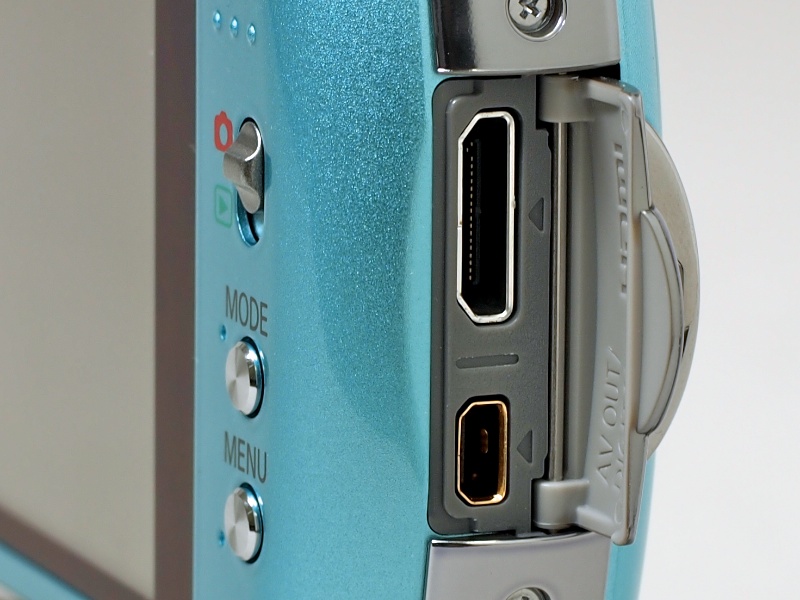 <b>右手側の側面には2つの接続端子を装備する。上はHDMI端子（mini）で、下はAV OUT/DIGITAL端子。カバーが開きやすいのが、ちょっと気になる</b>