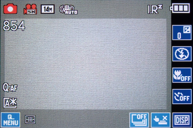 <b>主要な機能は、右側（画面外）にタテに配置される。画面上の半透過状の枠は「動画記録枠表示」である（セットアップメニュー内で表示させるか否かを設定する）</b>
