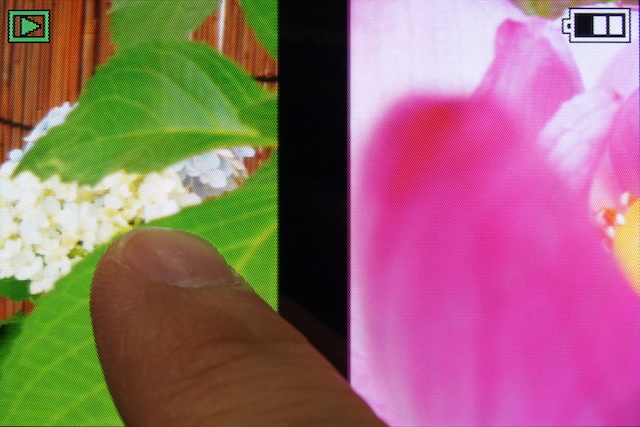 <b>再生画面は、指でなぞって前後に送ることができる。その際、指の動かし具合（速度など）に合わせて、画面上の表示がいい感じに追従する</b>