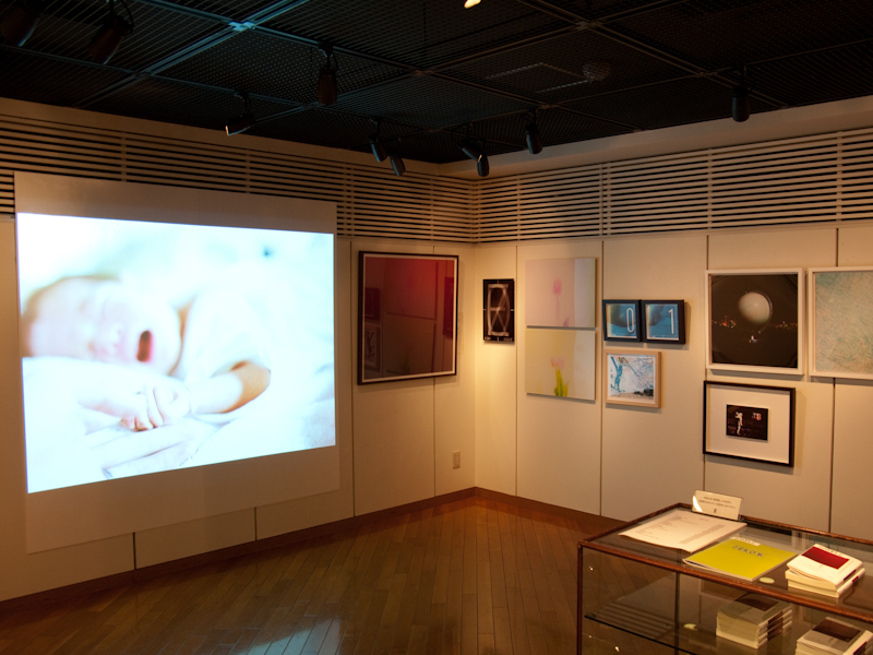 <b>展示ではいつも実験的な要素を入れるという。その反応で学ぶべきことがあるからだ。今回はシャボン玉の映像を上映している</b>