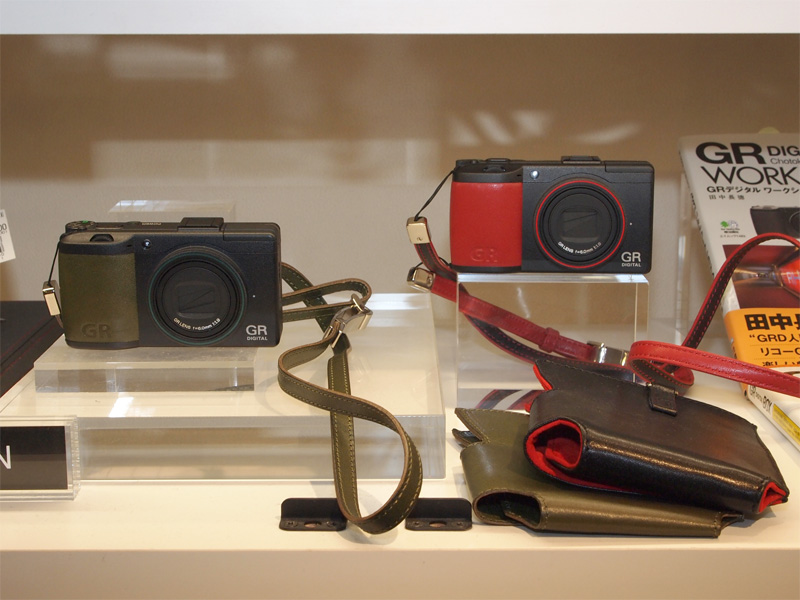 <b>オイルレザーのエコグリーン（左）とソフトレザーのフジレッド（右）</b>