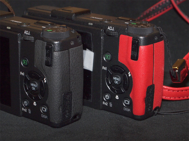 <b>背面側のグリップ部も交換する。左は通常のGR DIGITAL III</b>