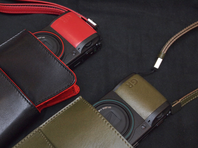 <b>グリップ、リングキャップ、ストラップ、ケースが揃ったコンプリートセットを6万4,000円で用意している</b>