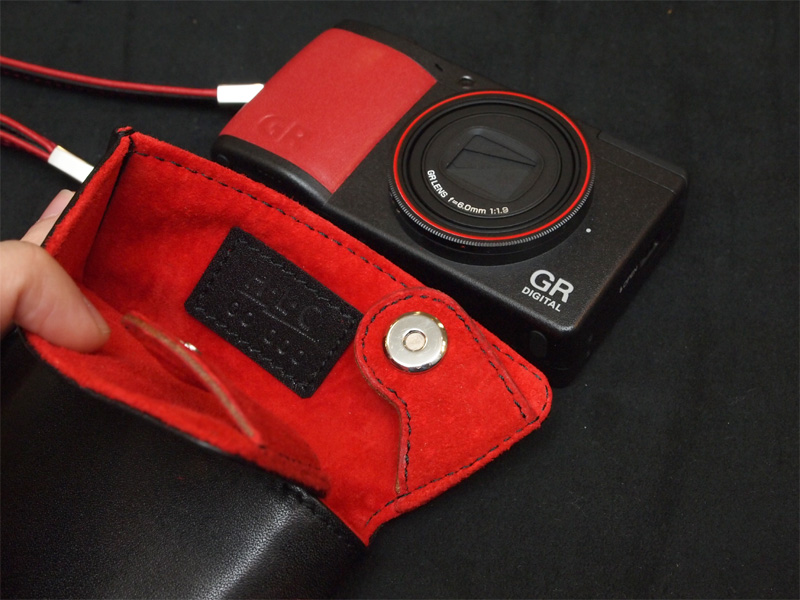 <b>ソフトレザーのケースはツートンカラー。表地と裏地のスエードでそれぞれ色を選択できる</b>