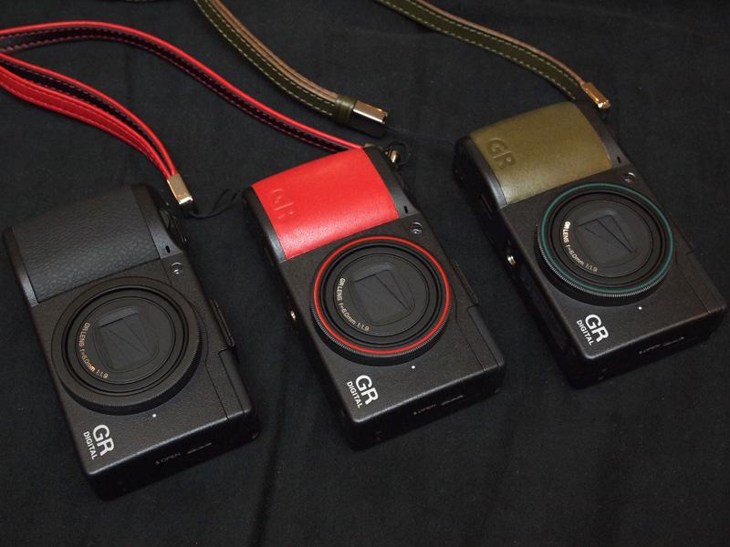 <b>左から通常のGR DIGITAL III、ソフトレザーのカスタマイズ見本、オイルレザーのカスタマイズ見本</b>