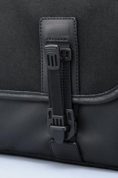 <b>かんぬき方式のクイックリリースバックルを採用</b>