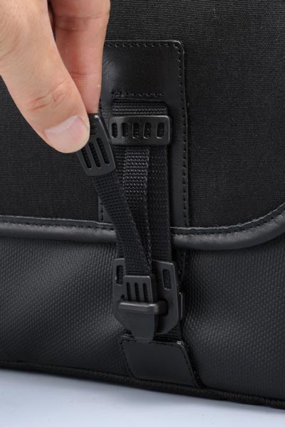 <b>かんぬき方式のクイックリリースバックルを採用</b>