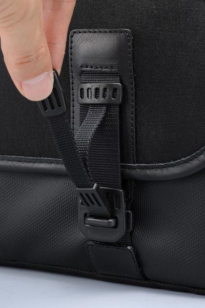 <b>かんぬき方式のクイックリリースバックルを採用</b>