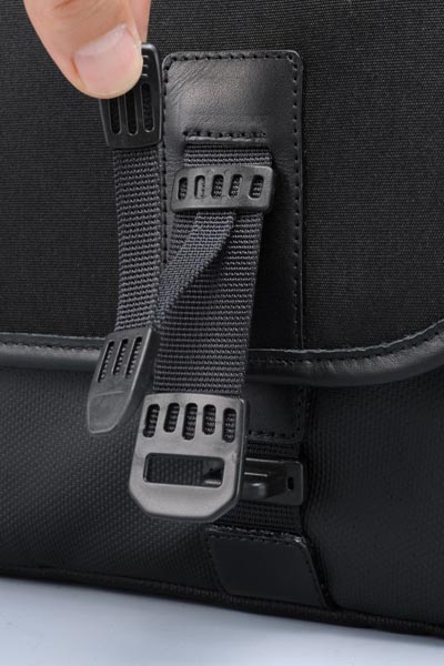 <b>かんぬき方式のクイックリリースバックルを採用</b>