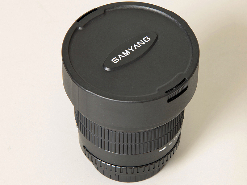 <b>レンズキャップは被せ式</b>